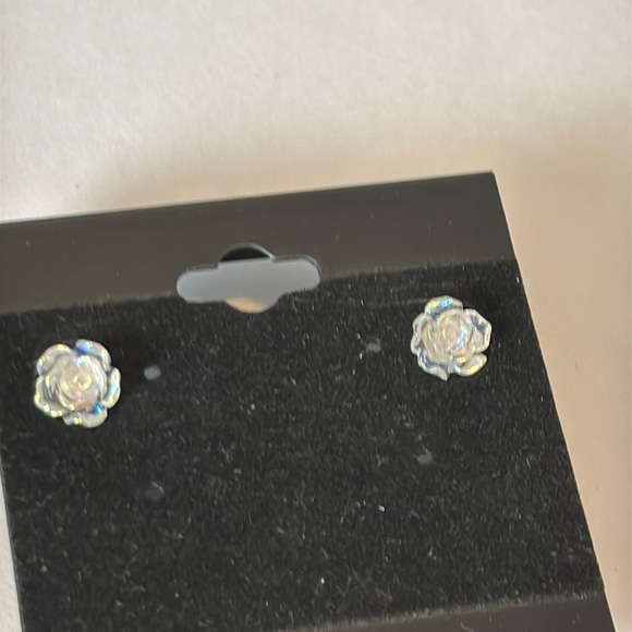 Straight rose earring in a clear color resin with 925 sterling silver - Picture 2 of 4